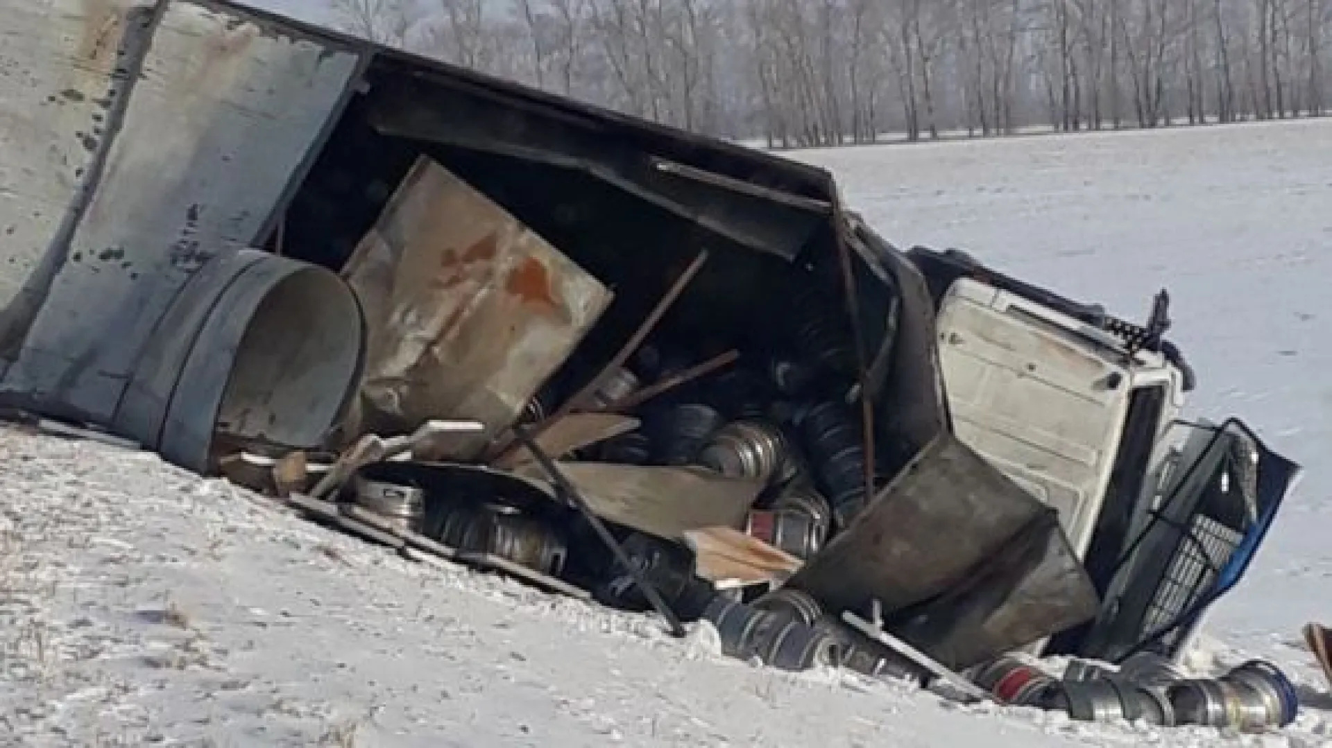 Фура с пивом перевернулась на алтайской трассе Фура с пивом перевернулась на алтайской трассе