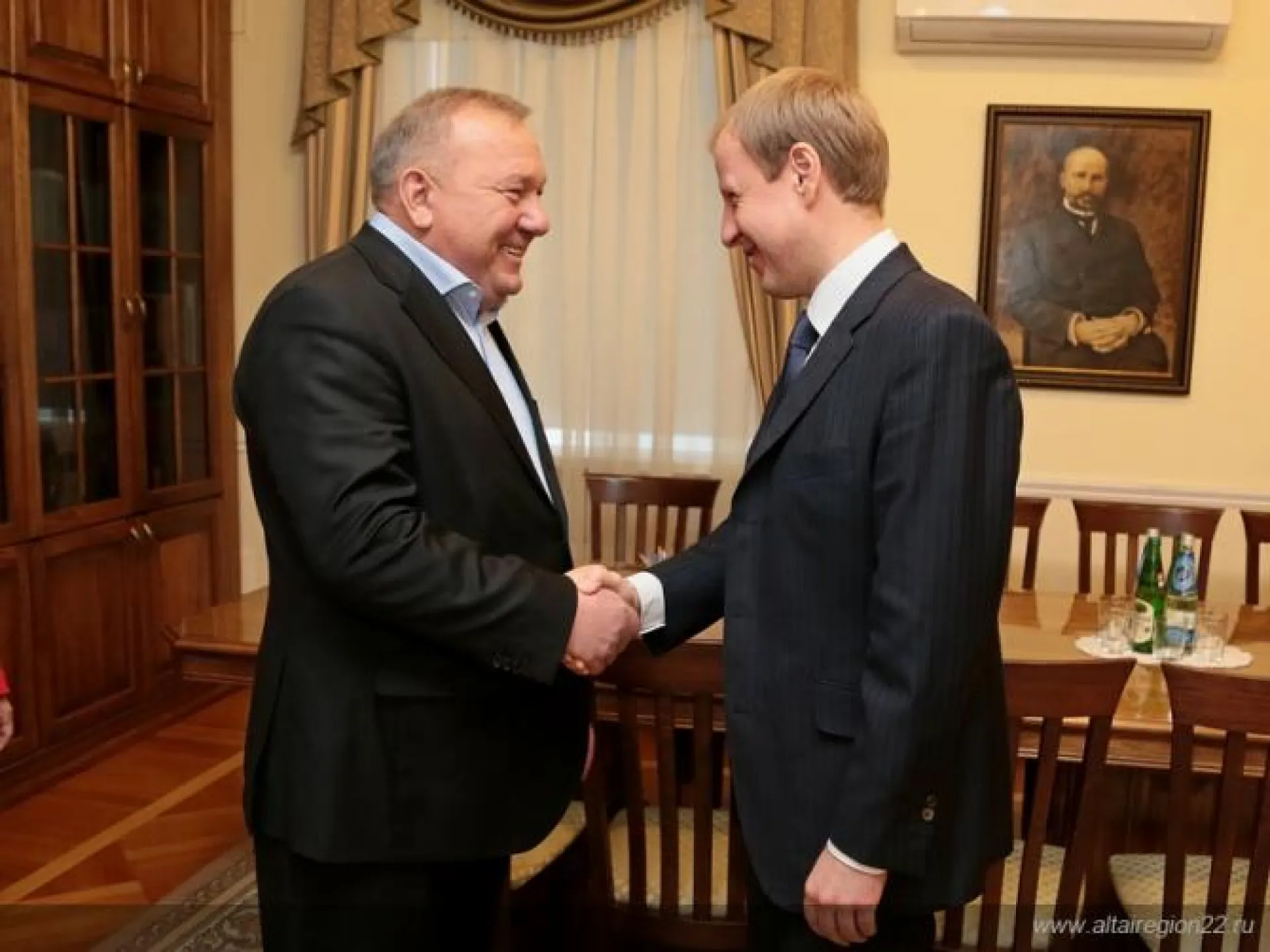 Губернатор Алтайского края Виктор Томенко провел рабочую встречу с Героем России Владимиром Шамановым Губернатор Алтайского края Виктор Томенко провел рабочую встречу с Героем России Владимиром Шамановым