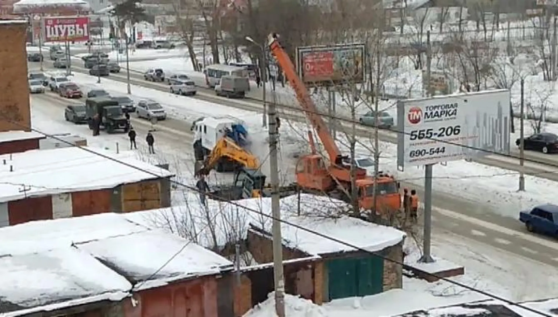 Не рой яму: экскаватор в Алтайском крае провалился под асфальт Не рой яму: экскаватор в Алтайском крае провалился под асфальт