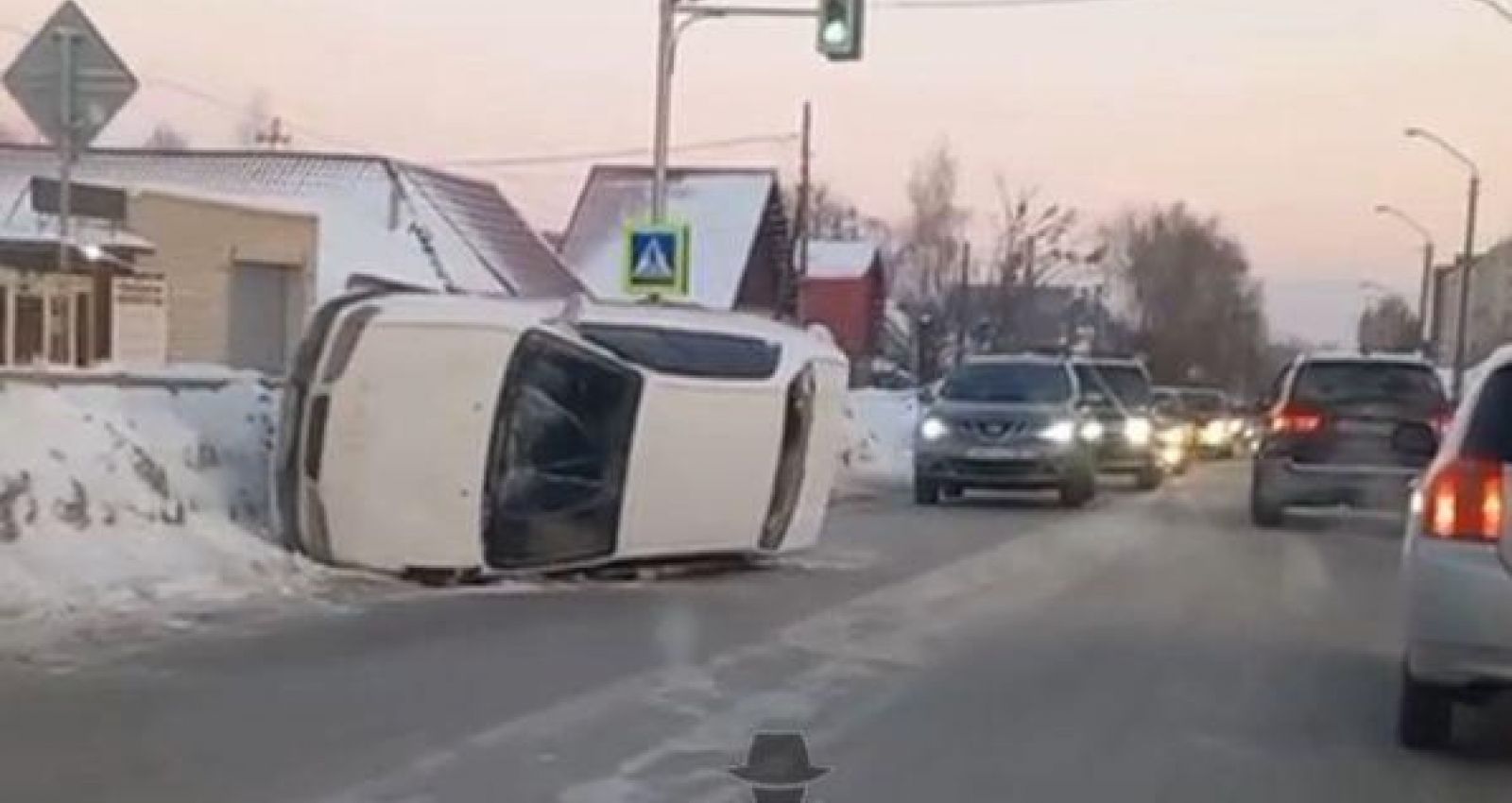 Опрокинувшаяся набок легковушка заблокировала движение автомобилей в Барнауле