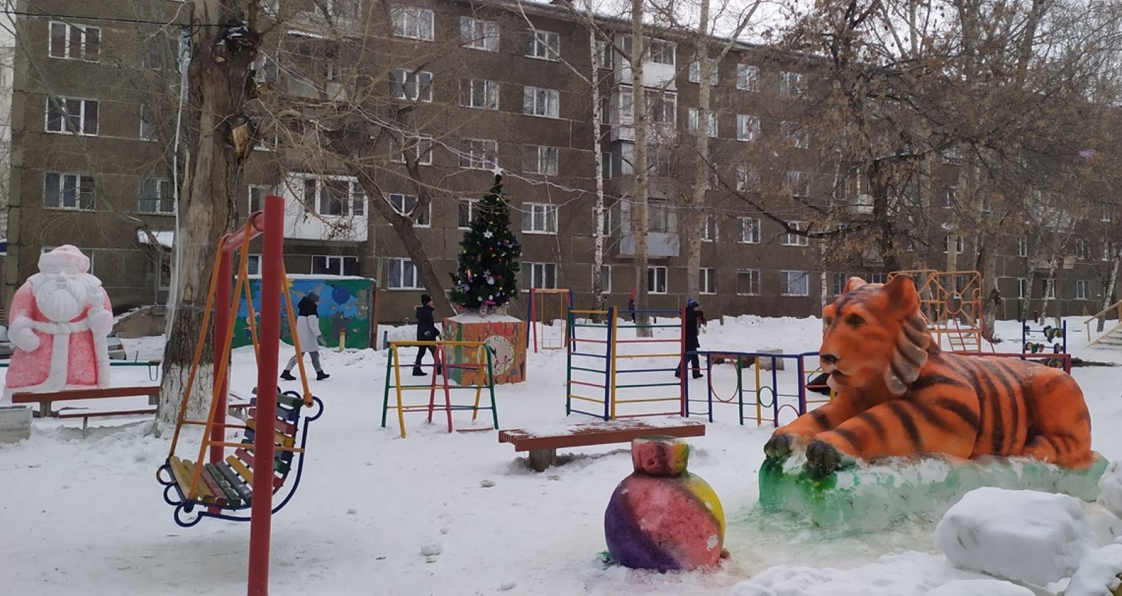 В Барнауле определят самый новогодний двор одного из районов города