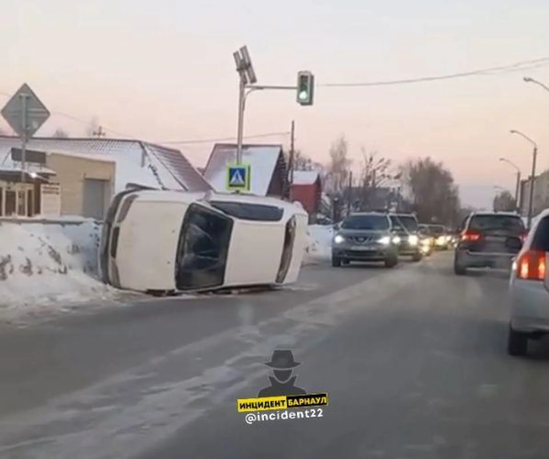 Опрокинувшаяся набок легковушка заблокировала движение автомобилей в Барнауле Опрокинувшаяся набок легковушка заблокировала движение автомобилей в Барнауле