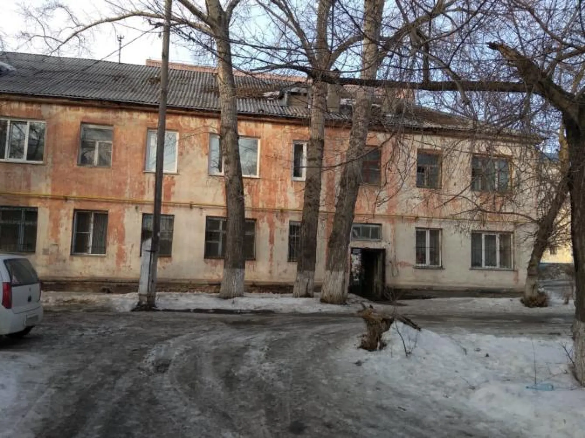 Жильцы аварийного полувекового дома в Барнауле опасаются обрушения Жильцы аварийного полувекового дома в Барнауле опасаются обрушения