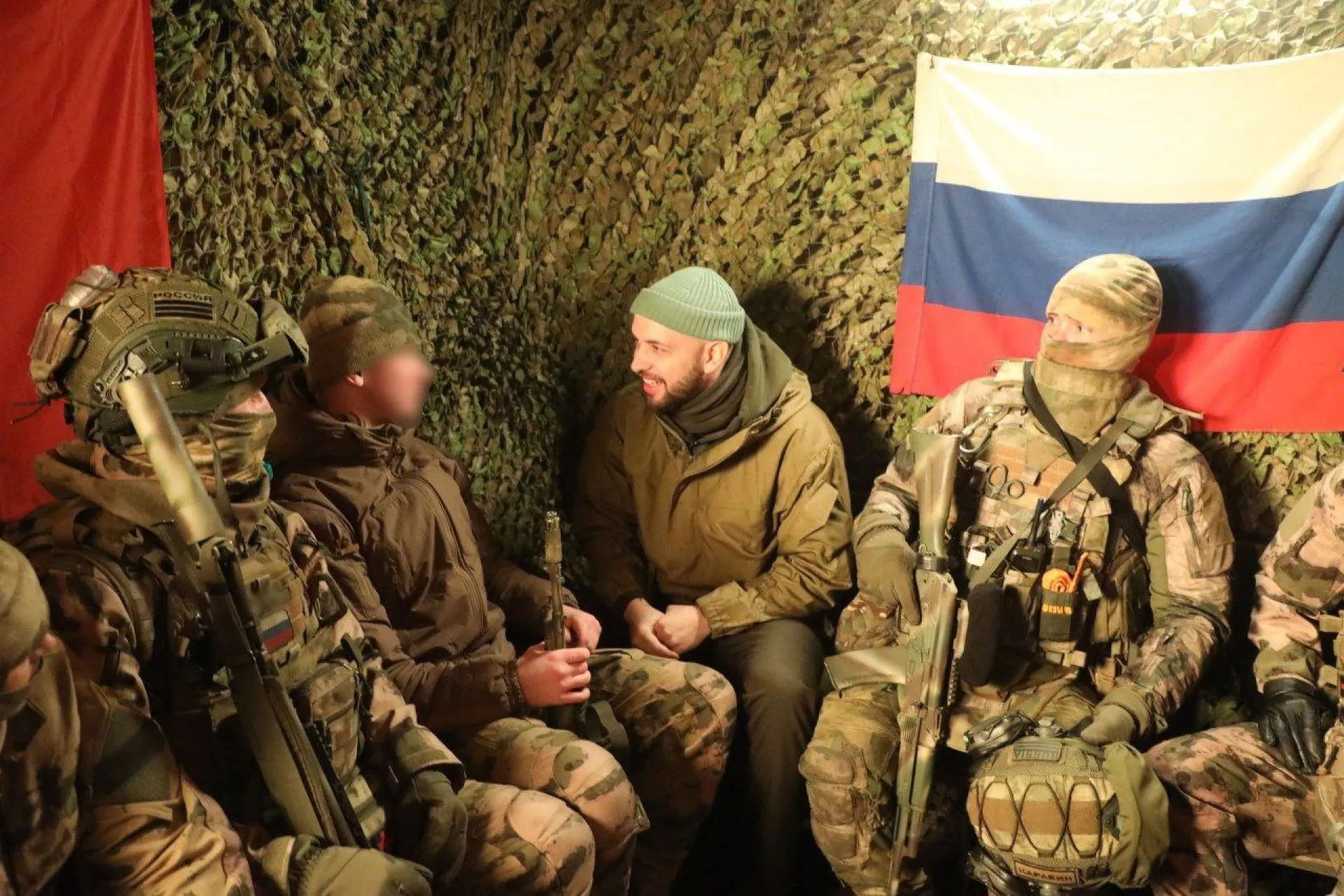 Гитарист группы «Звери» и рэпер ST выступили перед росгвардейцами в зоне СВО Гитарист группы «Звери» и рэпер ST выступили перед росгвардейцами в зоне СВО
