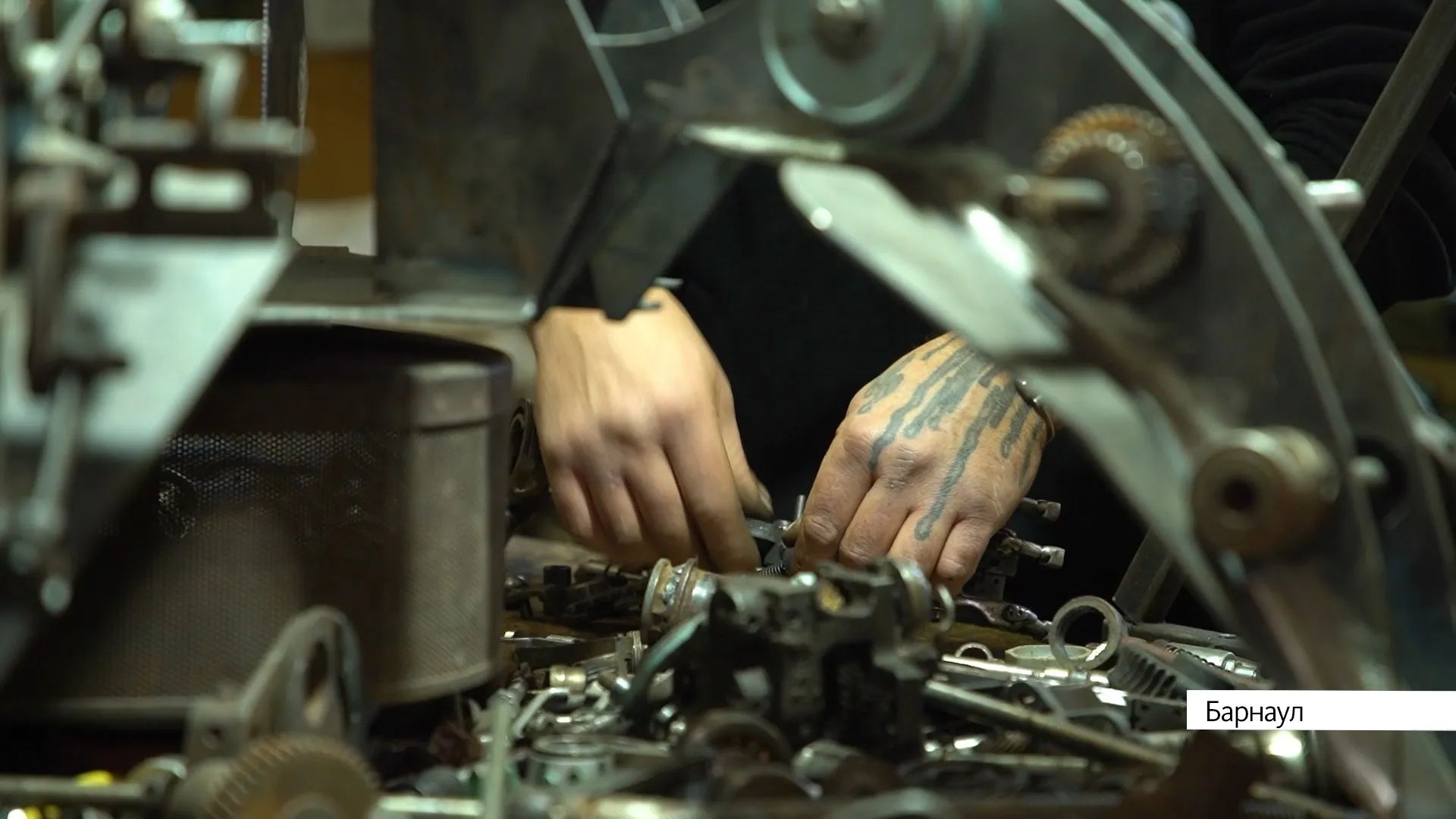 «Безумный декоратор». Алтайский создатель роботов из микросхем рассказал, что вдохновляет его на работы «Безумный декоратор». Алтайский создатель роботов из микросхем рассказал, что вдохновляет его на работы