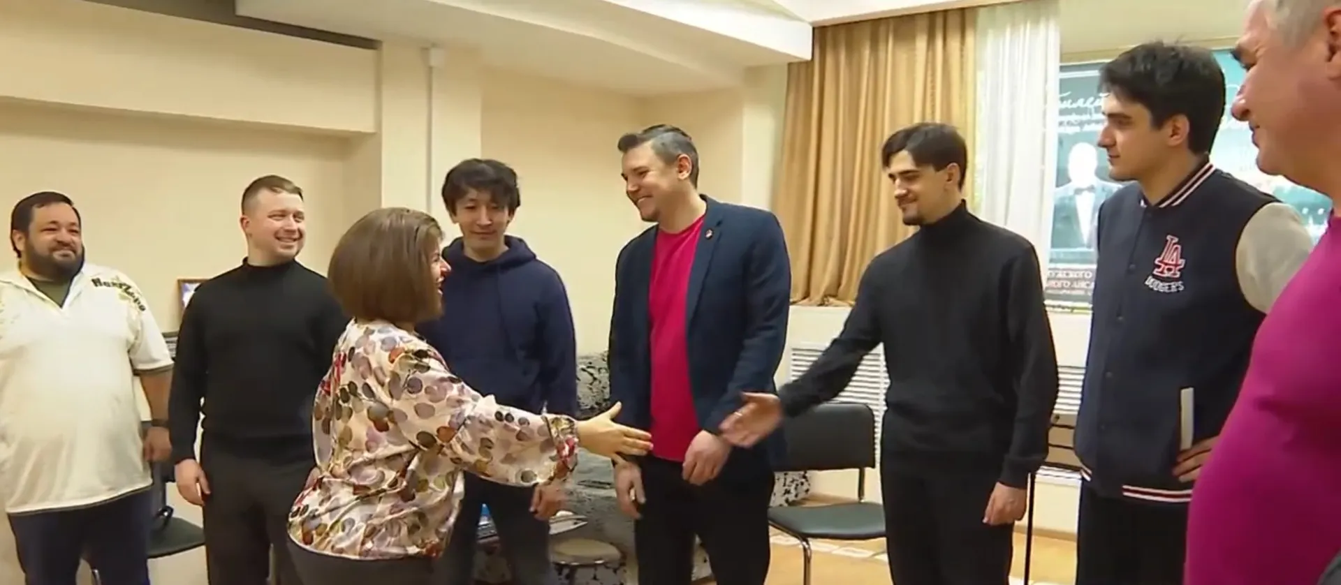 Коллектив барнаульского мужского вокального ансамбля исполнил мечту поклонницы в ее день рождения Коллектив барнаульского мужского вокального ансамбля исполнил мечту поклонницы в ее день рождения