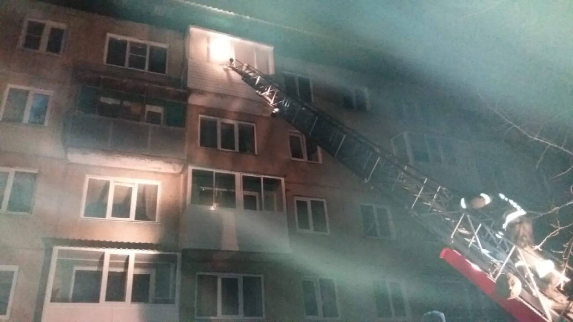 Пожарные спасли людей из горящего дома в Алтайском крае Пожарные спасли людей из горящего дома в Алтайском крае