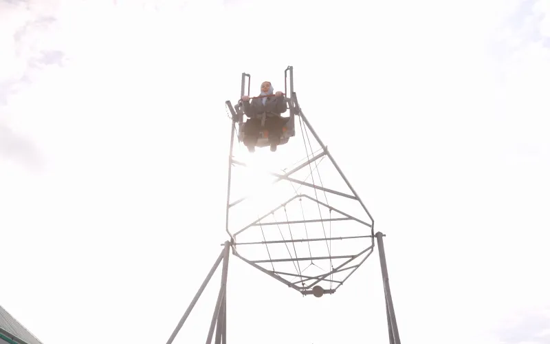 Олимпийский факел в руках, мотособака во дворе и гигантские качели. «Соседи»: Семеновод